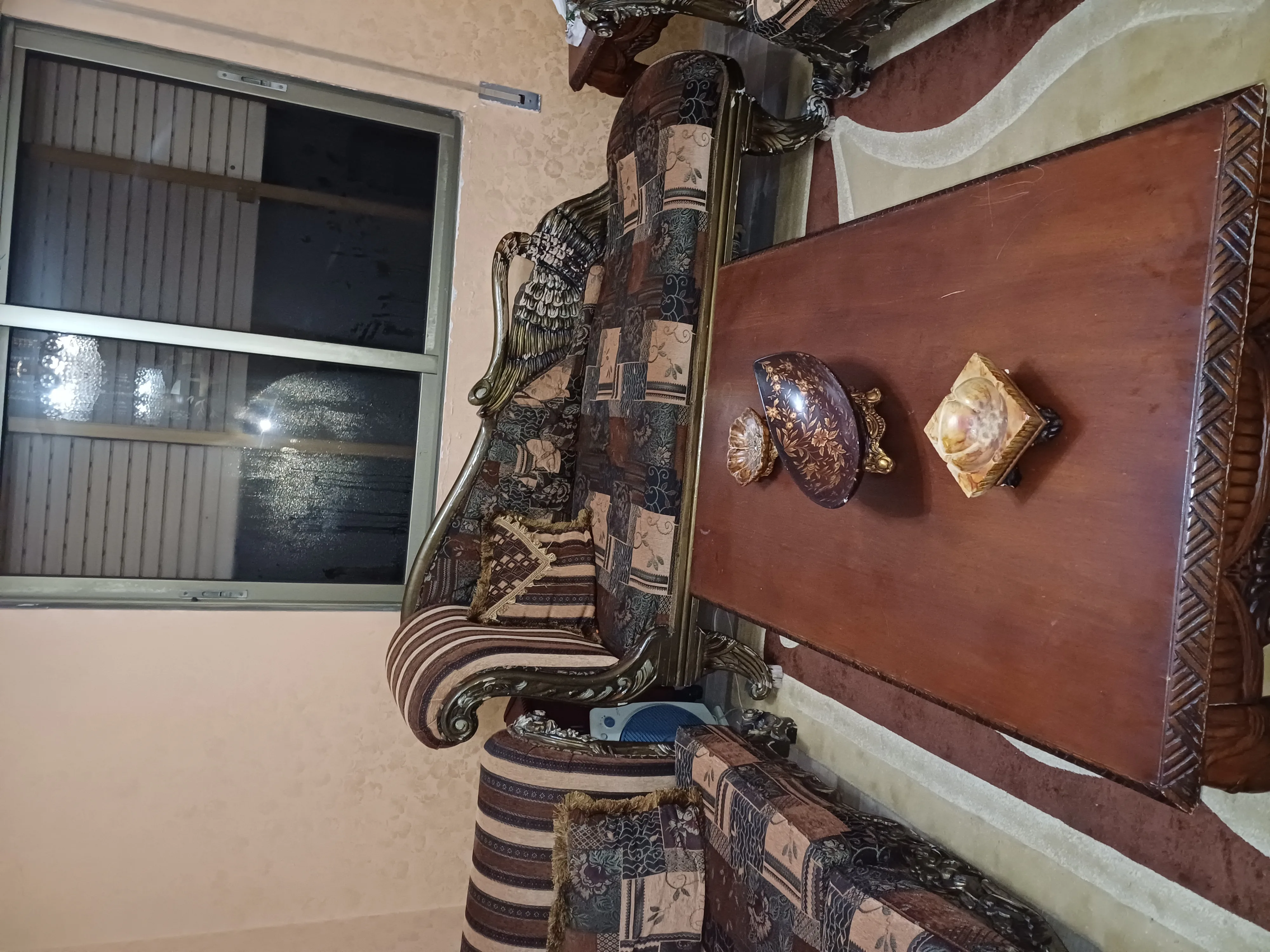 طقم كنب ٤ قطع وطاولة وسط معاه بوفيه