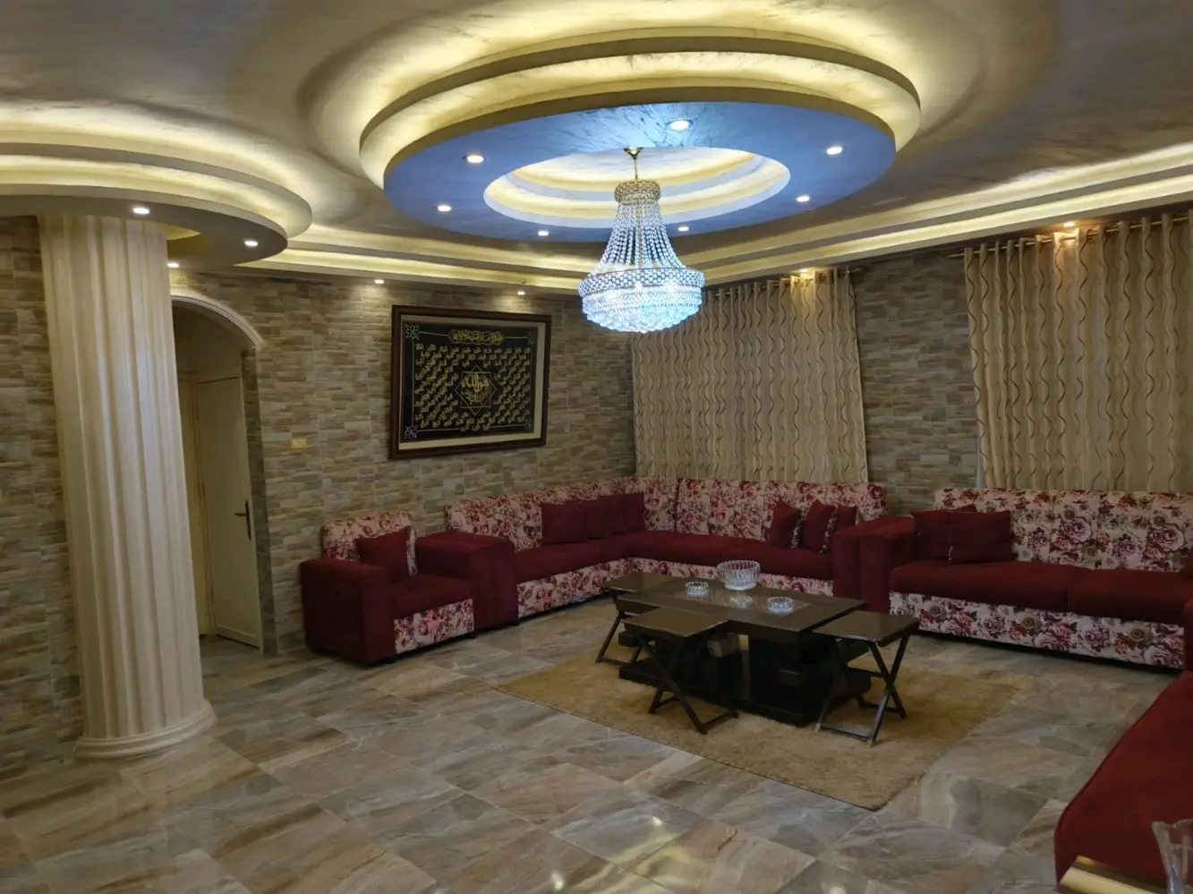 عماره منطقه عمان جبل المناره ٤ طوابق مع روف مسطح الف متر مساحه الارض ٥٣٥ متر مكو