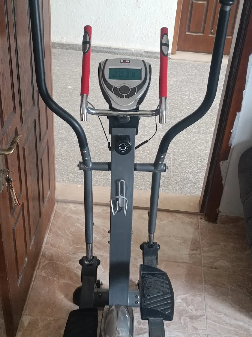 جهاز كروس رياضي للبيع يعمل بشكل ممتاز