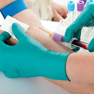 اختصاصي مختبرات ومتخصص في سحب الدم