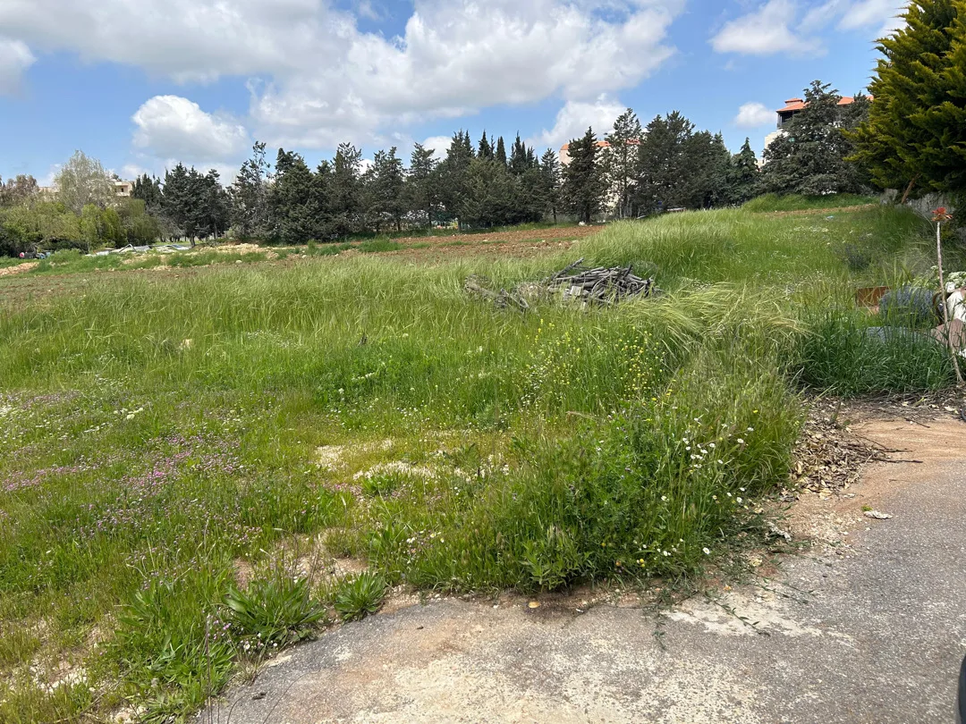 ارض مميزه في الحمر منطقه هادئه