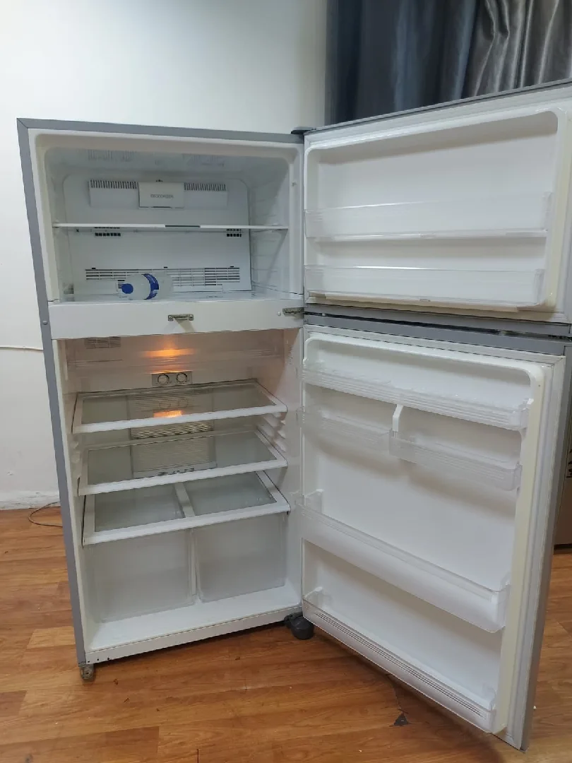 يوجد لدينا ثلاجات بحالة ممتازه