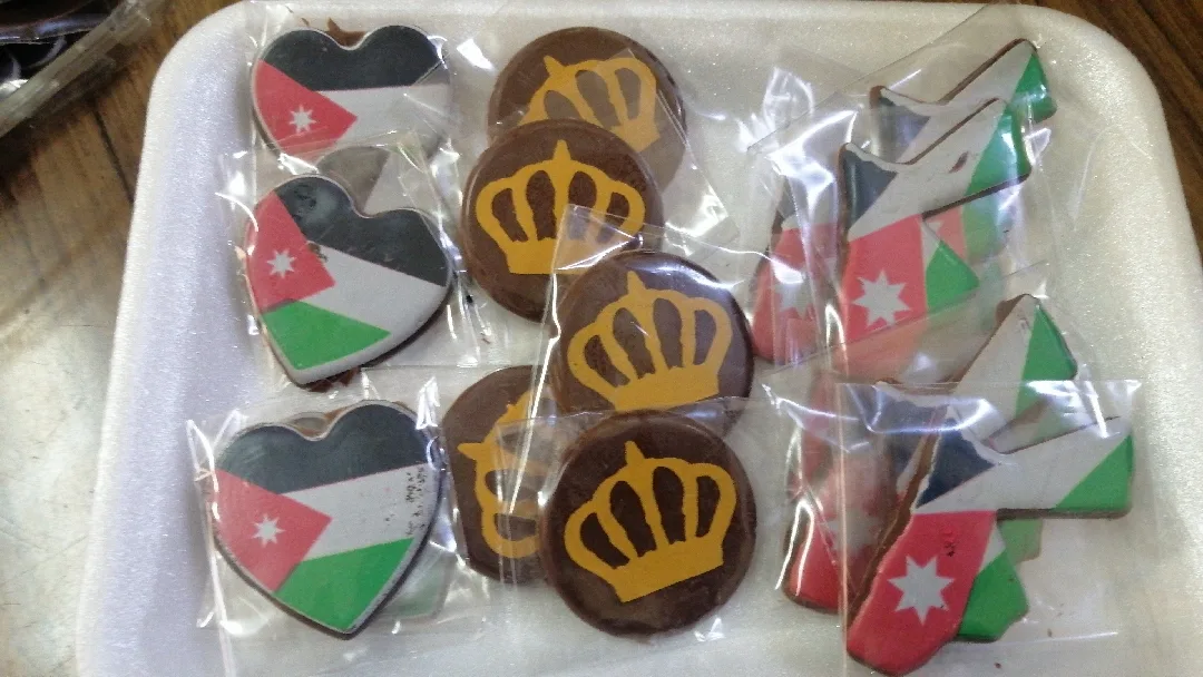 رقائق الشوكولاته مطبوعة عليها علم