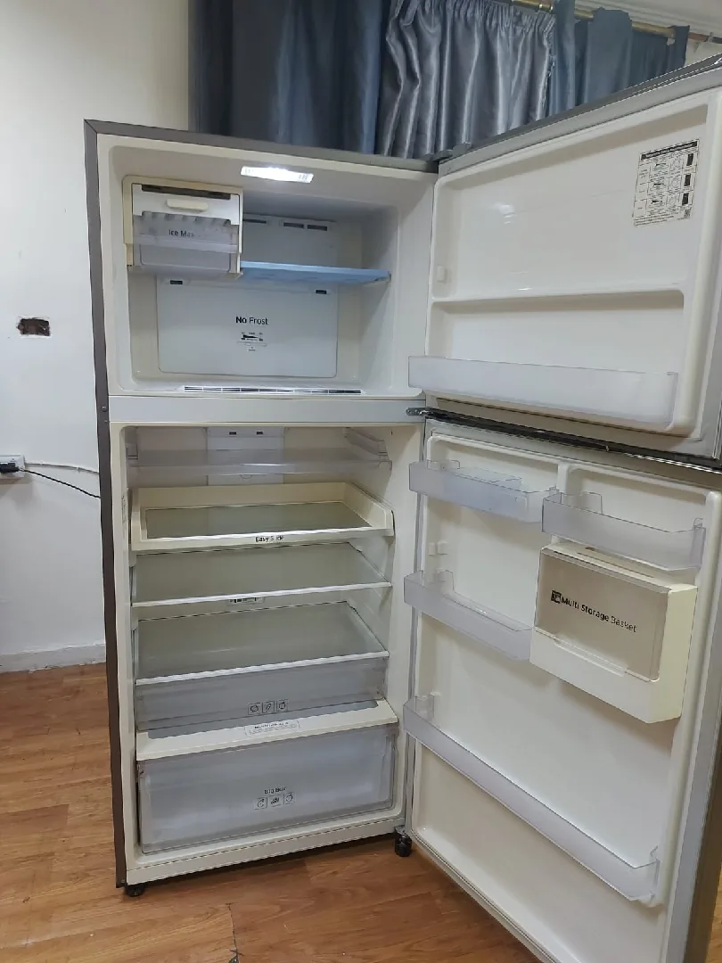 يوجد لدينا ثلاجات بحالة ممتازه