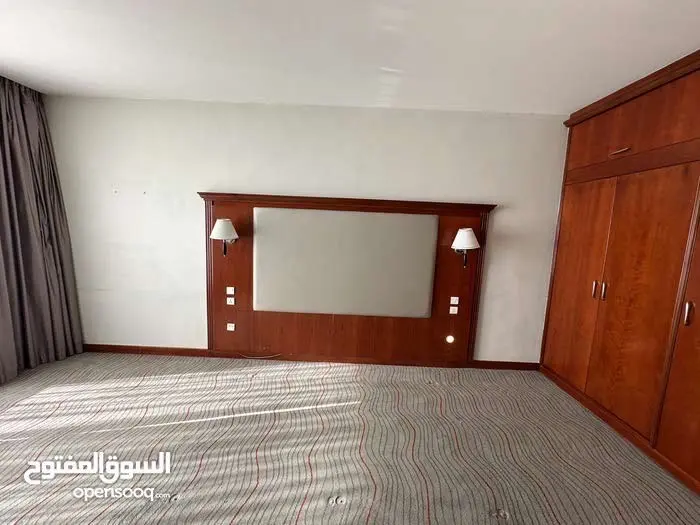 موكيت فاخر للبيع مساحة كل قطعة ٤*٤ تقريبا مع لبادة لعزل الحراره والرطوبة للبيع