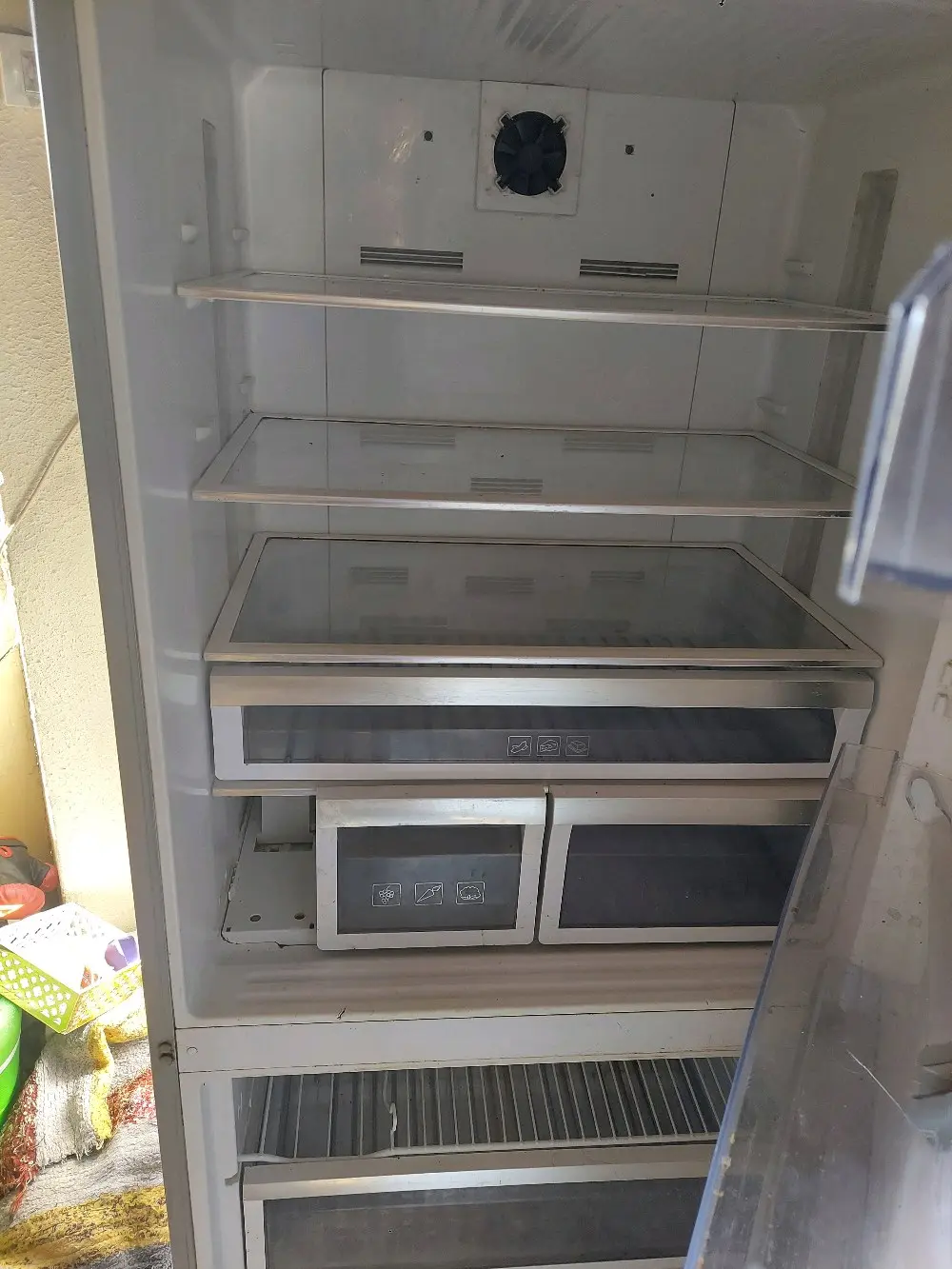 ثلاجة بيكو حديثة مع شاشة