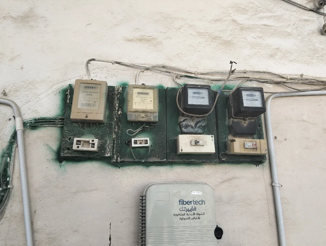 بناية سكنية ثلاث طوابق مع مخزنين للبيع الزرقاء حي الأمير محمد بالقرب من الشارع ا