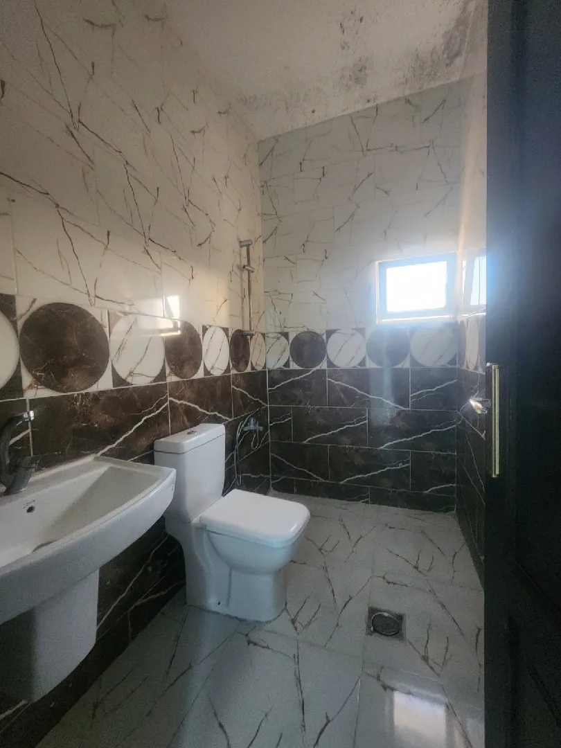 السلام عليكم ورحمه الله وبركاته ✋شقه للايجار في اربد 👍زبدا شرق المركز الغربي 👍من