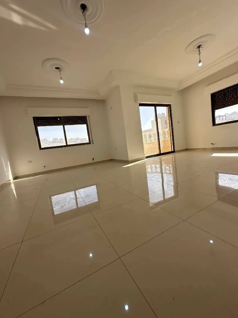 شقة جديدة طابق ثاني للبيع في ابو نصير حي الضياء بدفعة واقساط من المالك مباشرة