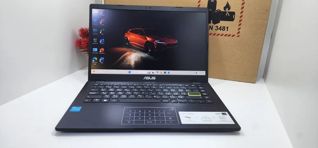 لابتوب asus  استعمال خفيف جدا ((مكفووول ))  مع جميع اغراضه للبيع ممتاز  للاعمال