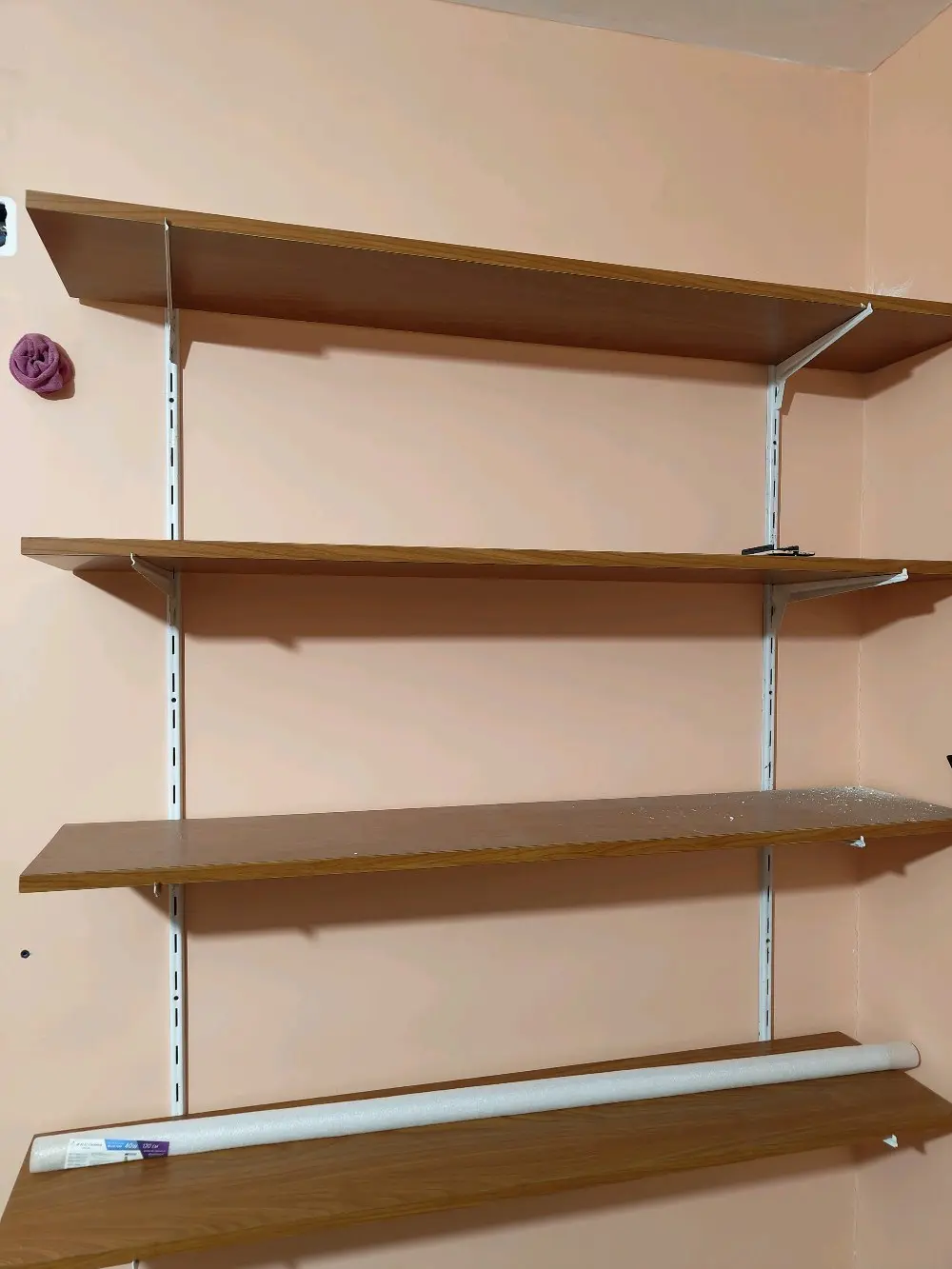 مكتب و كوميدينه مع رفوف خشب