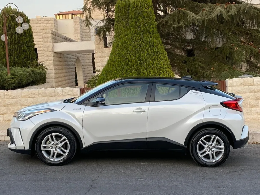 للبيع تويوتا C-HR LE هايبرد 2023 — سعر لقطة30 ألف كم فقط | مواصفات خليجية