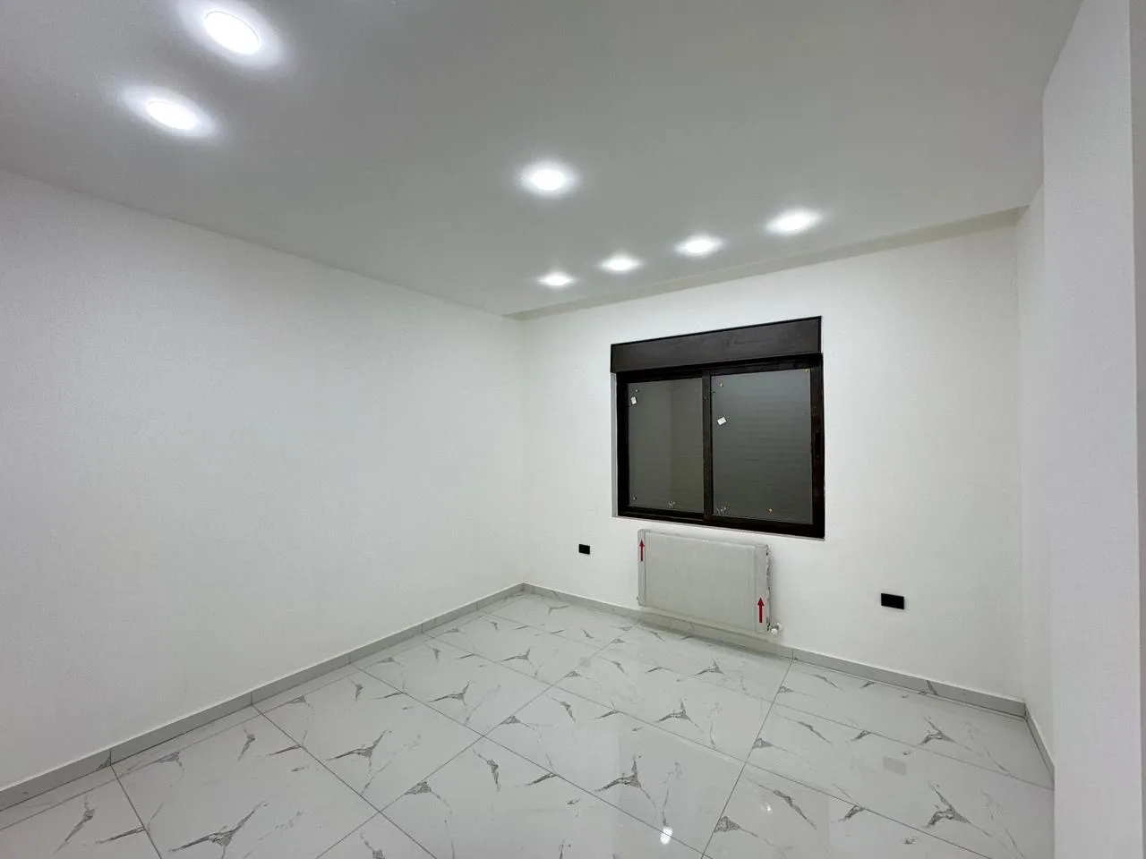 شقة ارضيه ١٦٢ م مع راس ٤٠ م للبيع في البنيات / جانب مدارس ادحصاد التربوي