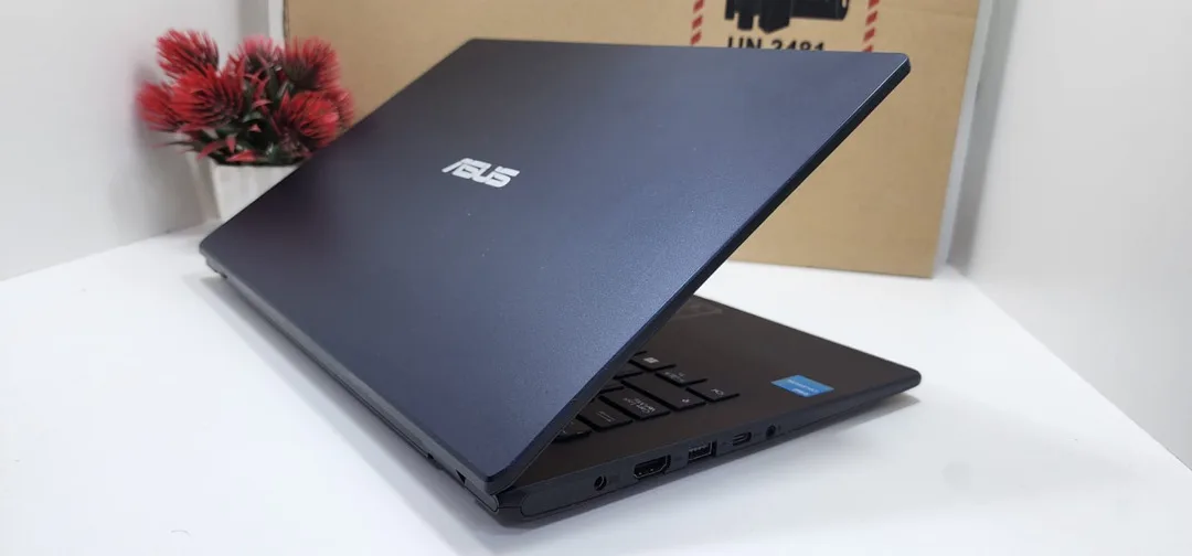 لابتوب asus  استعمال خفيف جدا ((مكفووول ))  مع جميع اغراضه للبيع ممتاز  للاعمال