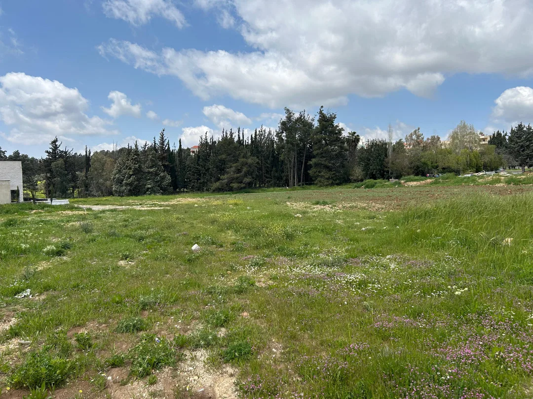 ارض مميزه في الحمر منطقه هادئه