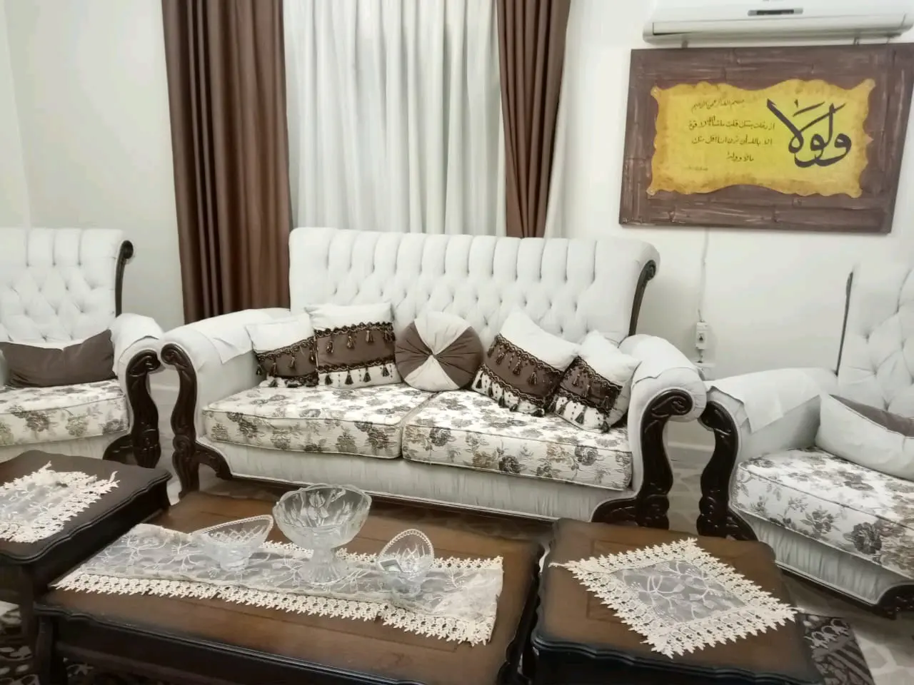 طقم كنب خشب زان ثقيل مكون من ٩ مقاعد نظيف وغير مدعوك