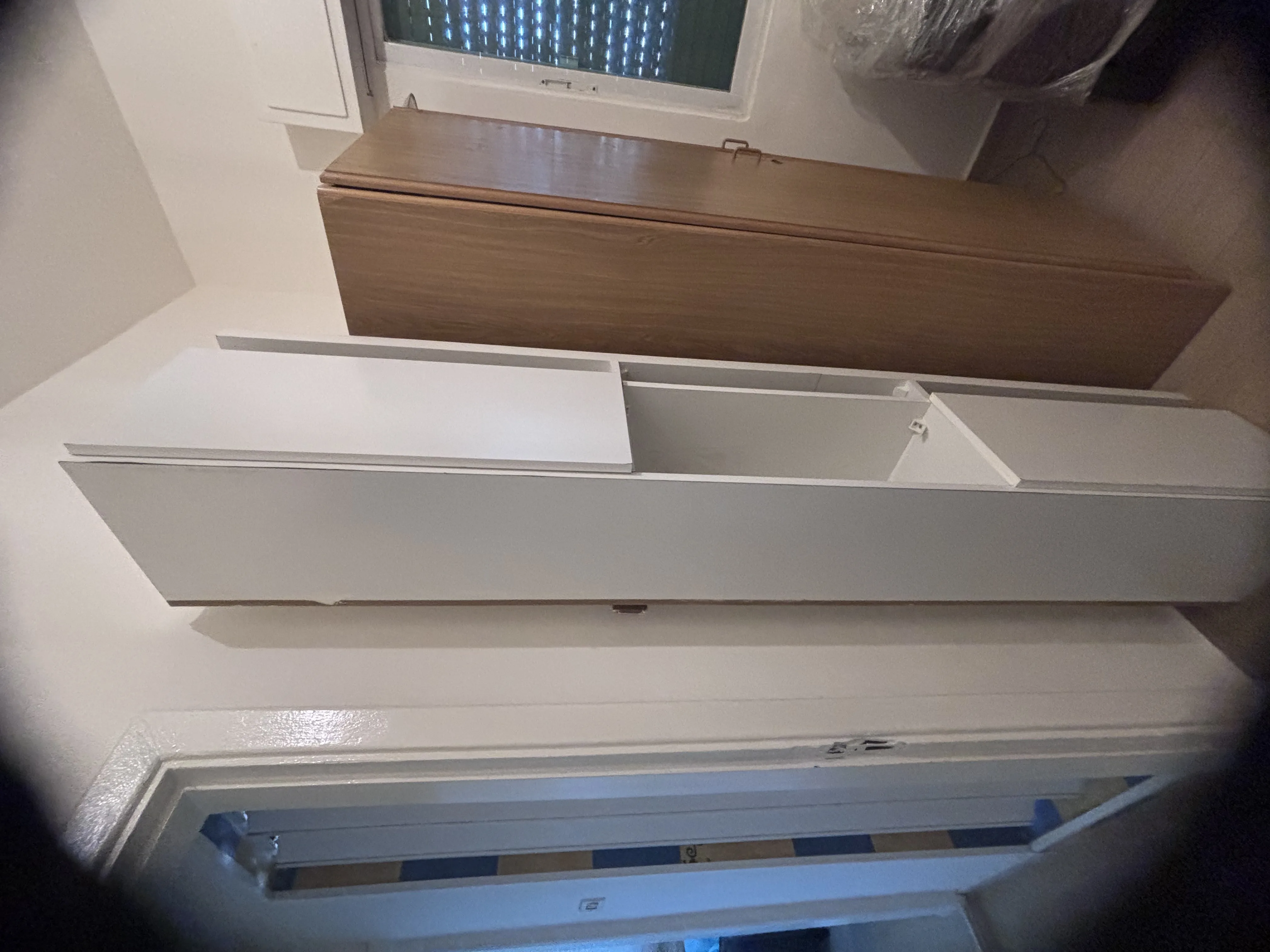 طاولة تلفزيون مع خزانتين