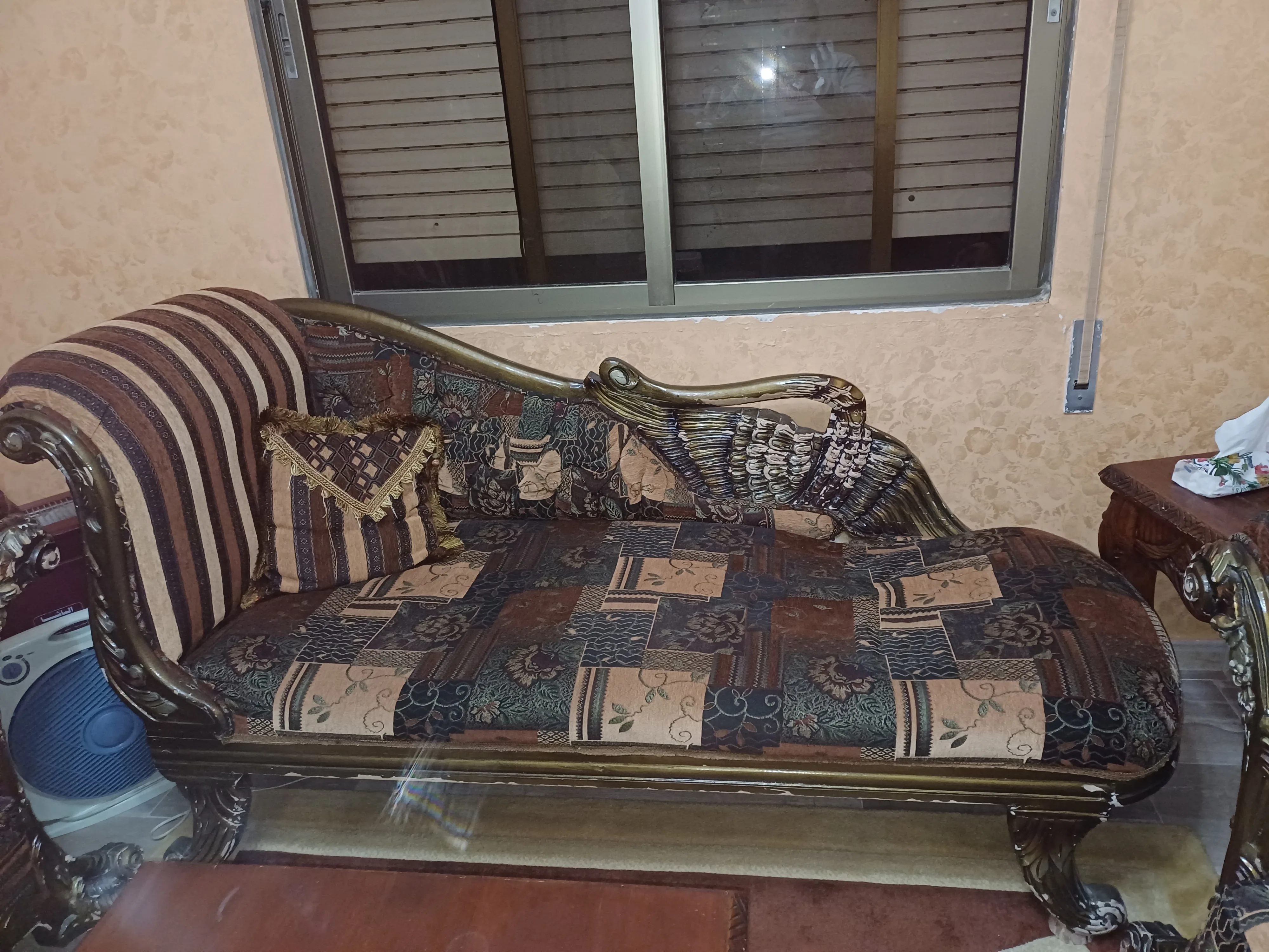 طقم كنب ٤ قطع وطاولة وسط معاه بوفيه