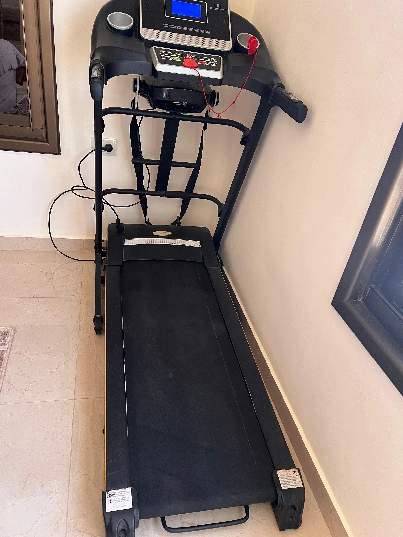 للبيع جهاز مشي (Treadmill) بحالة ممتازة 🏃‍♂️جهاز مشي عملي ومناسب للاستخدام المنزلي،