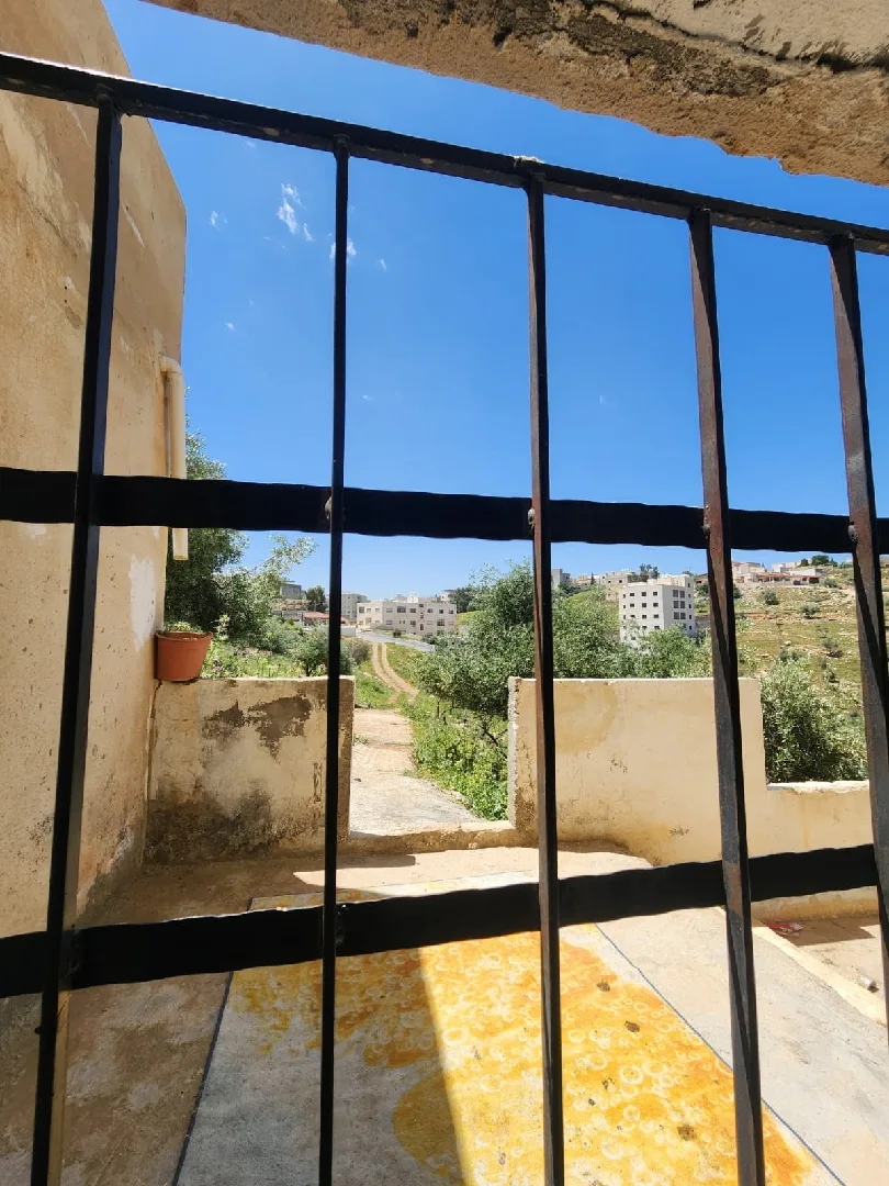 السلام عليكم ورحمه الله وبركاته ✋شقه للايجار في اربد 👍زبدا شرق المركز الغربي 👍من