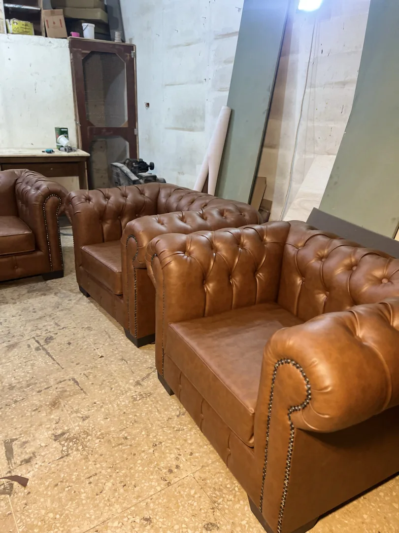 خدمات تنجيد الكنب والتخوت جميع انواع واللوان القماش والجلد متوفرة