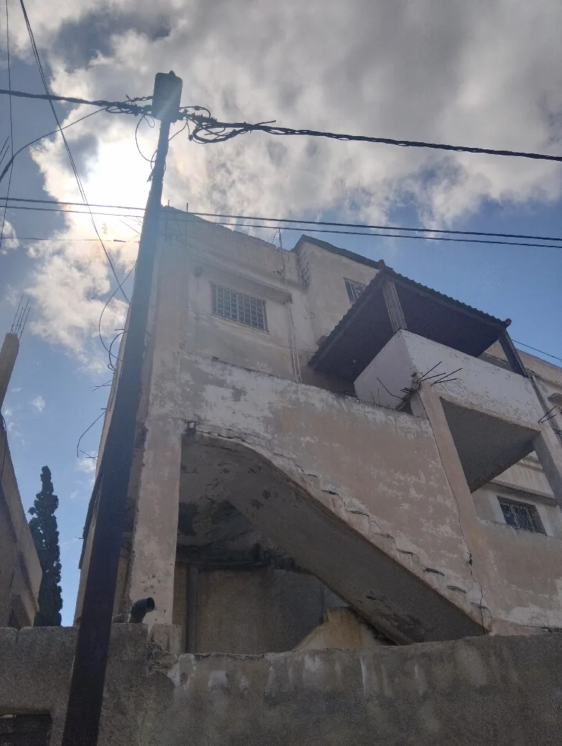 بناية سكنية ثلاث طوابق مع مخزنين للبيع الزرقاء حي الأمير محمد بالقرب من الشارع ا