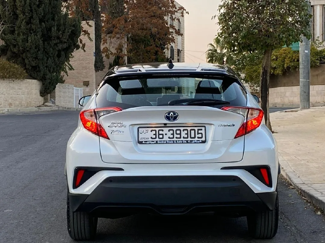 للبيع تويوتا C-HR LE هايبرد 2023 — سعر لقطة30 ألف كم فقط | مواصفات خليجية