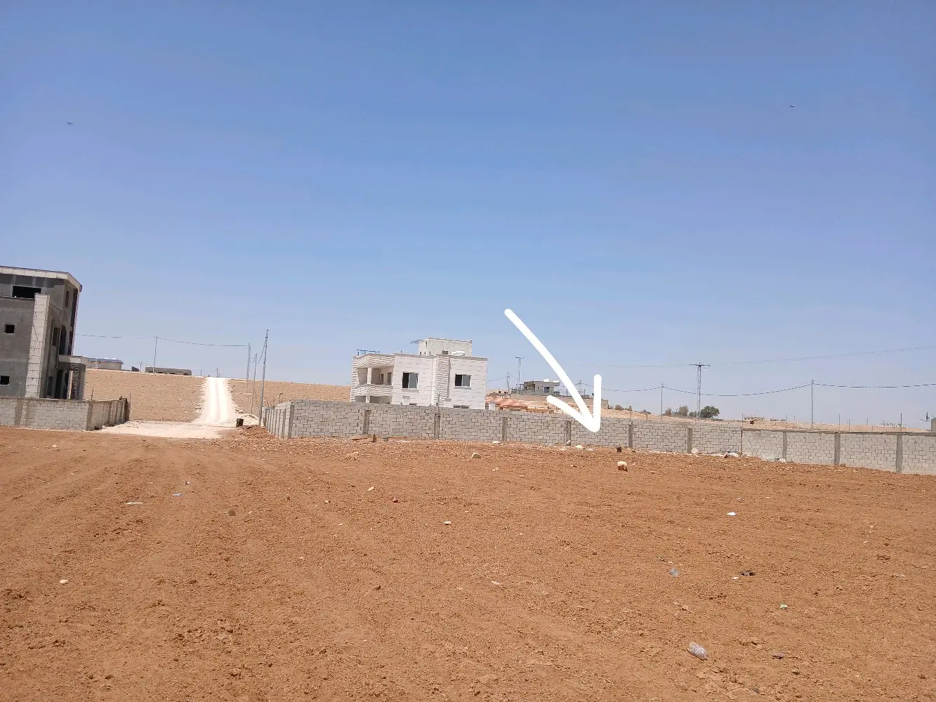 أرض للبيع قرب شارع المطار