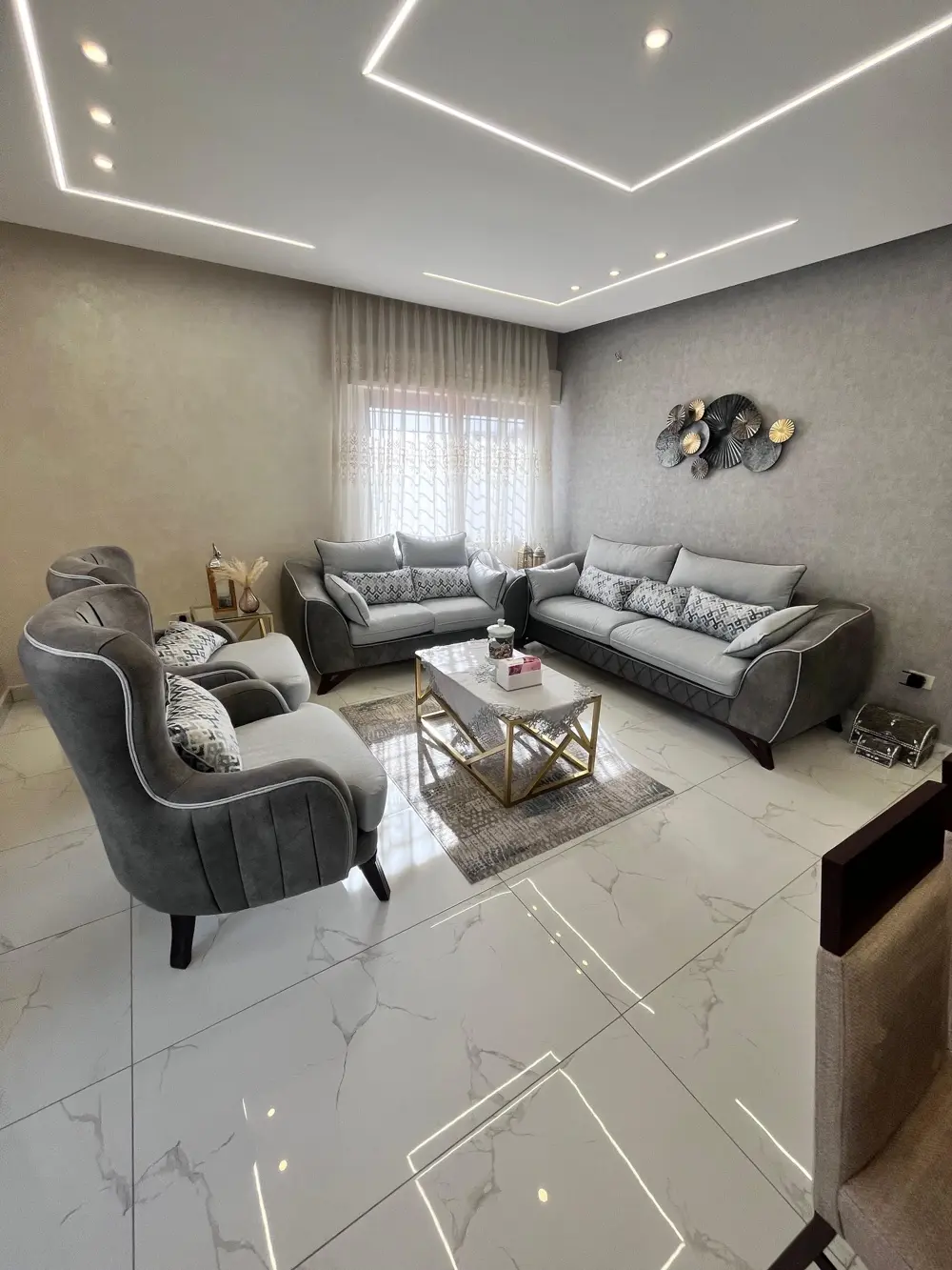 طقم كنب شبه جديد مع طاولات مع برادي