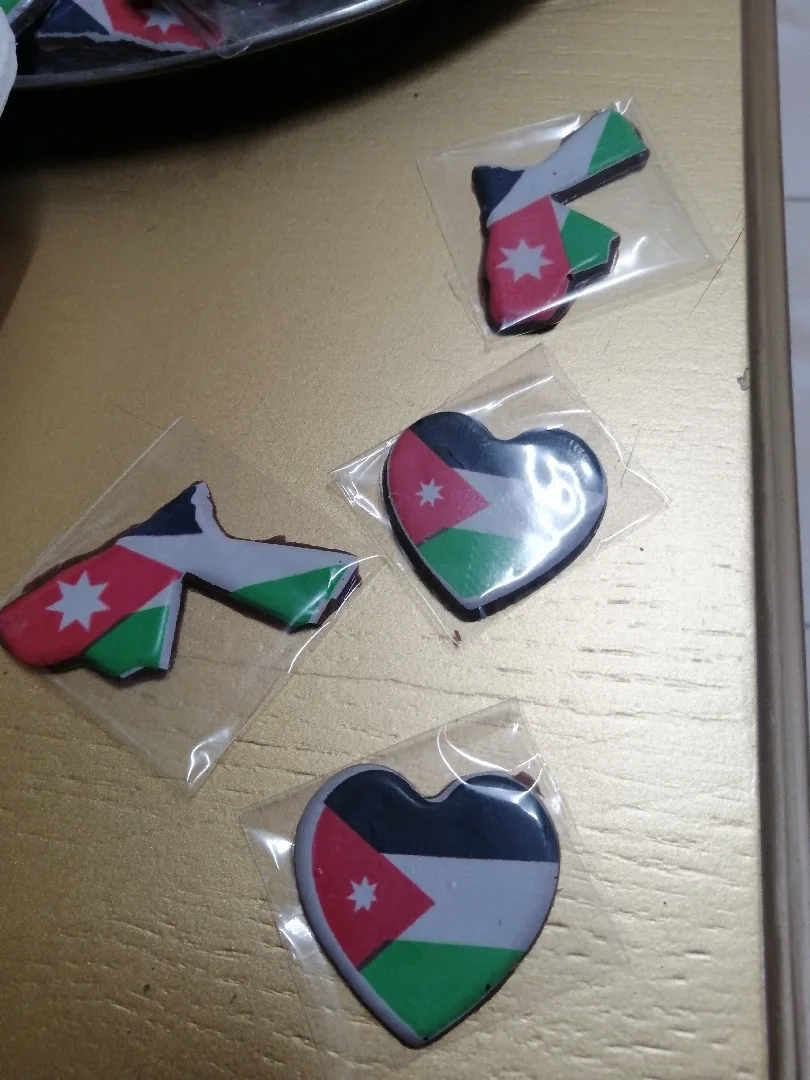 رقائق الشوكولاته مطبوعة عليها علم