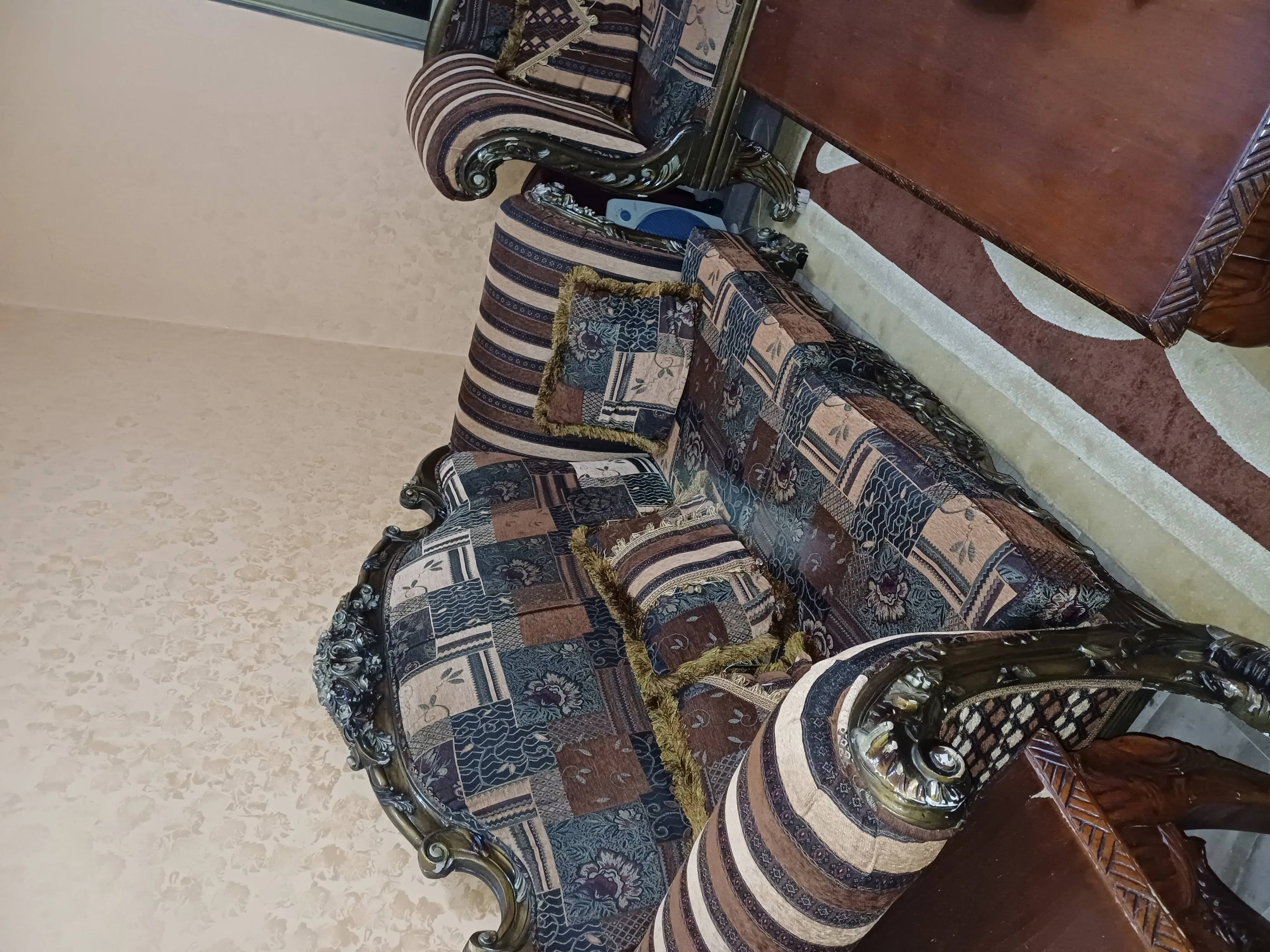 طقم كنب ٤ قطع وطاولة وسط معاه بوفيه