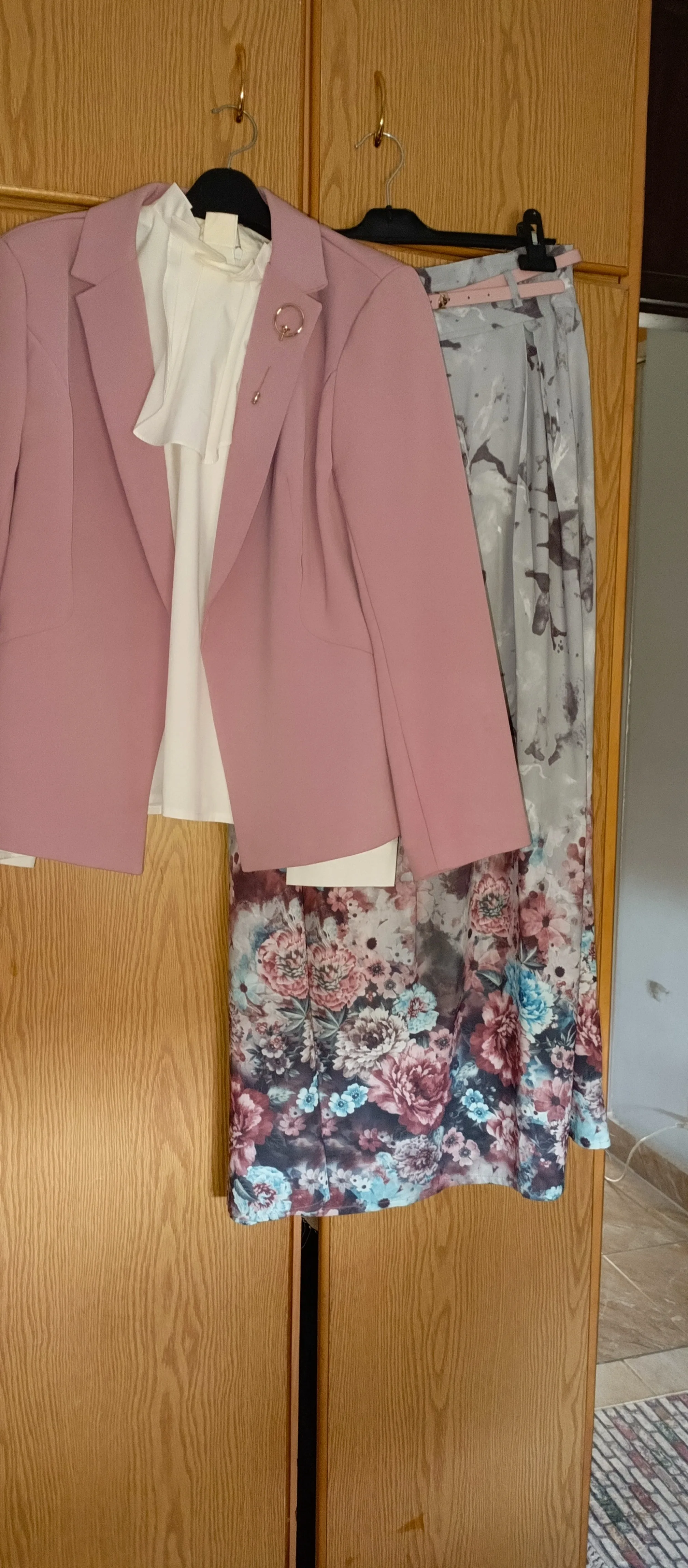 أطقم شبه جديد للبيع