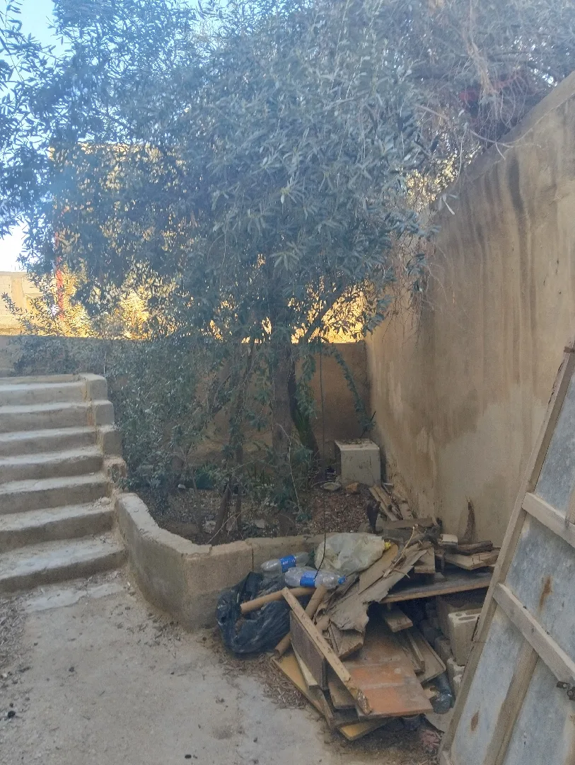 بناية سكنية ثلاث طوابق مع مخزنين للبيع الزرقاء حي الأمير محمد بالقرب من الشارع ا