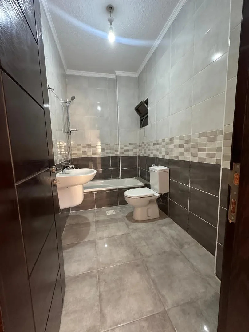 شقة جديدة طابق ثاني للبيع في ابو نصير حي الضياء بدفعة واقساط من المالك مباشرة