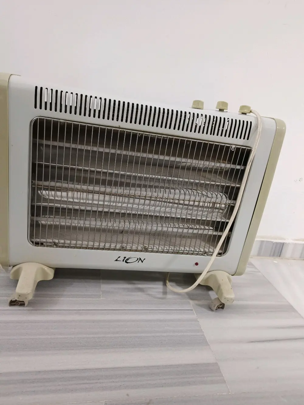 سجادة عدد 2 المقاس 3*380  ، مكنسه ، صوبة ، مكيف دفية حامي ، شفاط عدد2