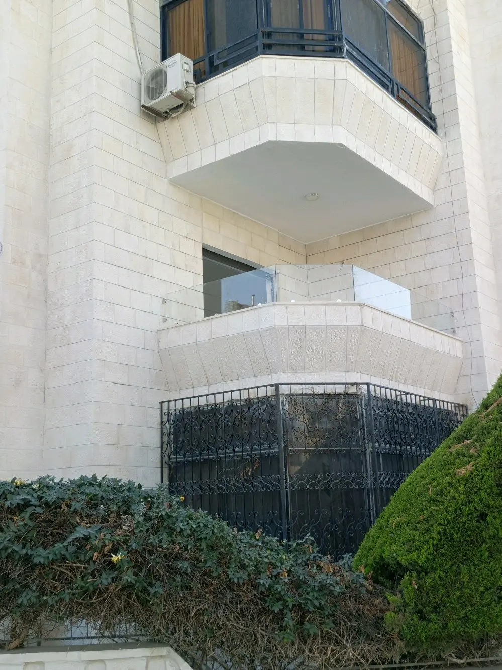 ابوشقرة للسيكوريت والزجاج
