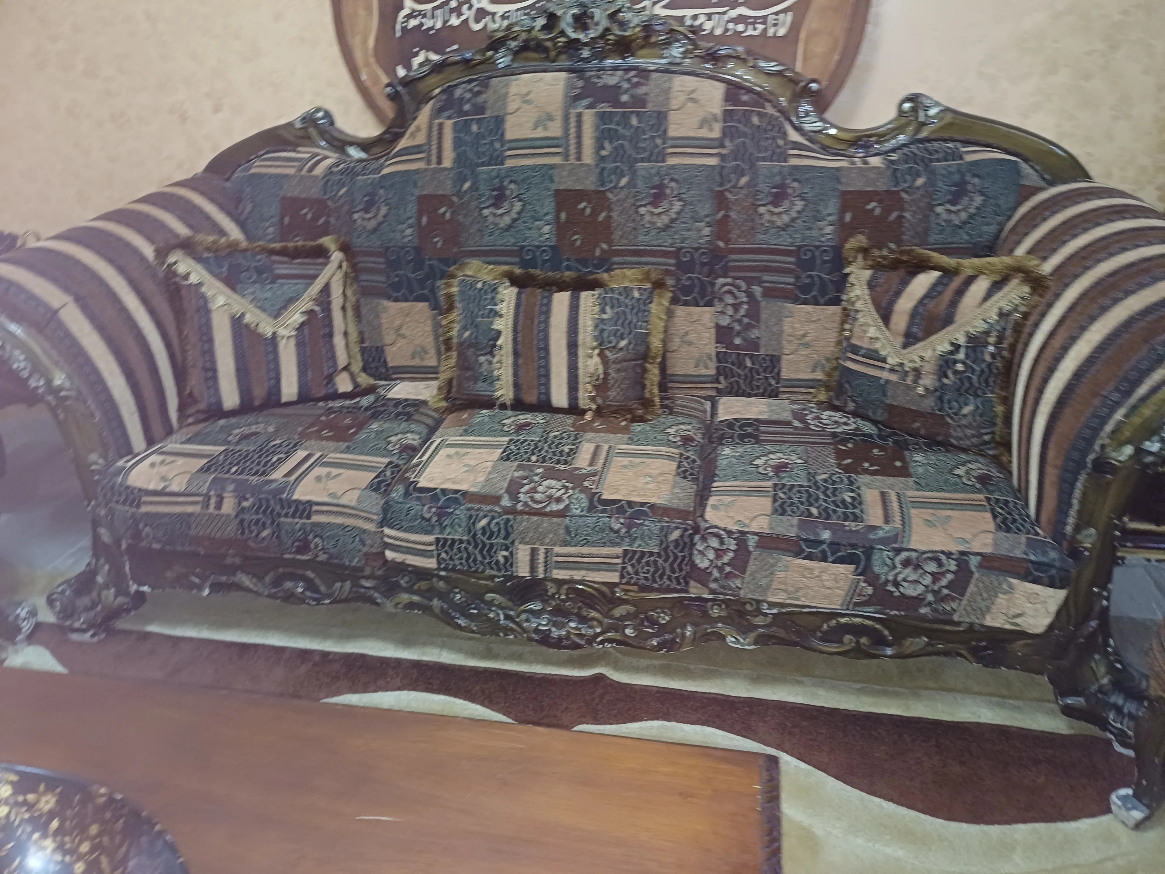 طقم كنب ٤ قطع وطاولة وسط معاه بوفيه