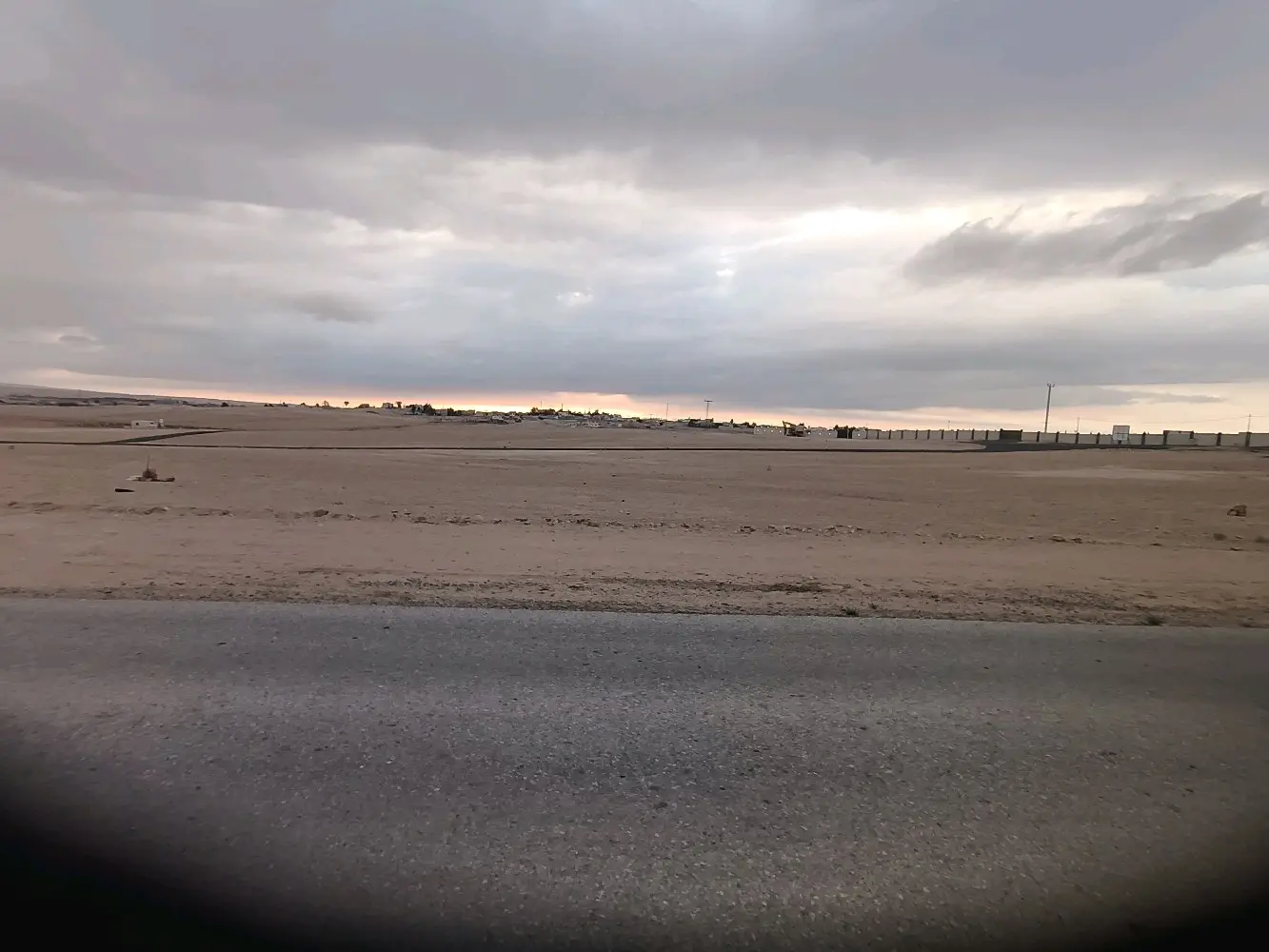 قطعة أرض استثمارية مميزة  على تلة مرتفعه مطلة على  شارع عمان العقبة