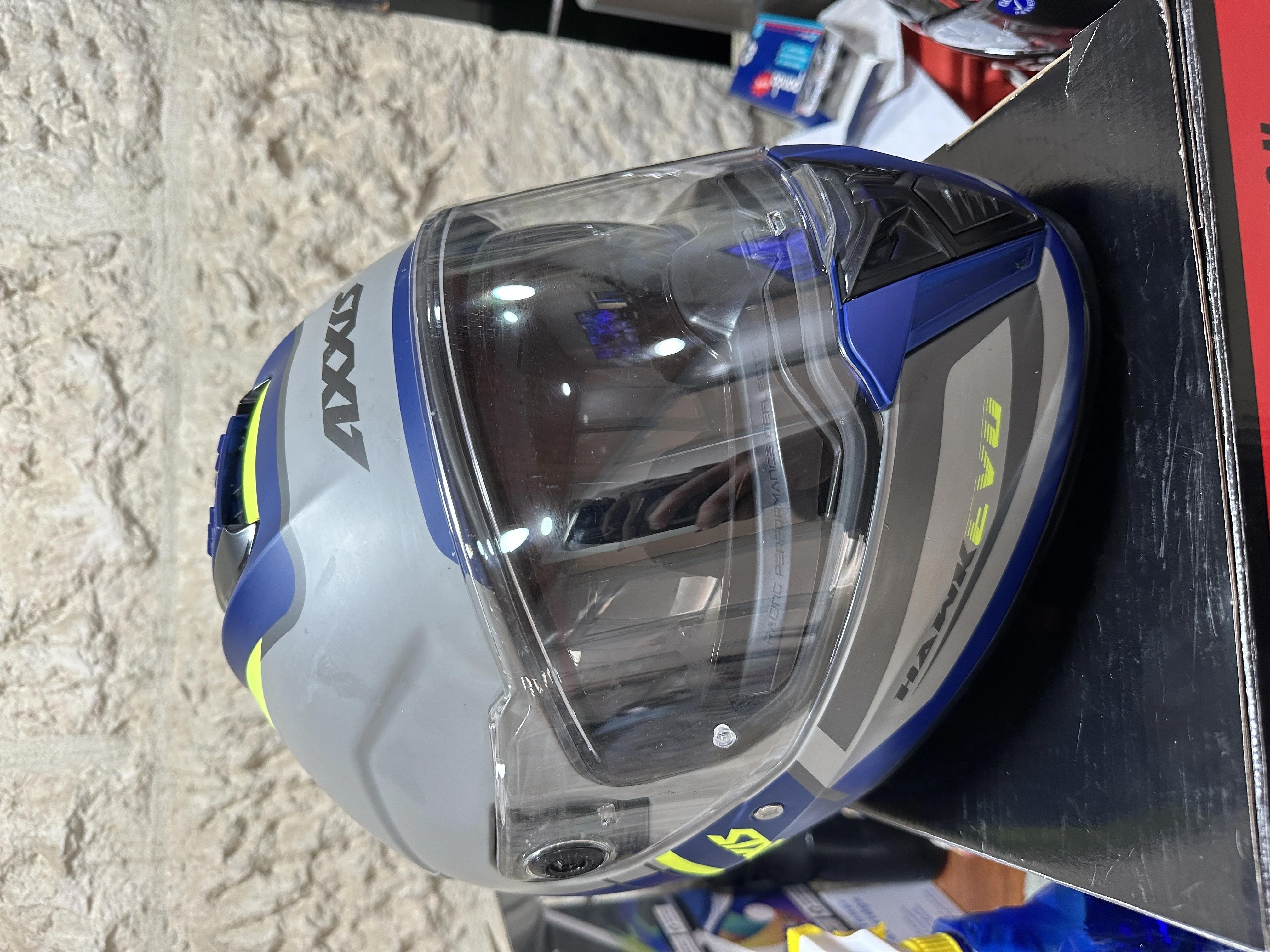 خوذه نوع اكسيس من شركة سوزوكي مصنفه