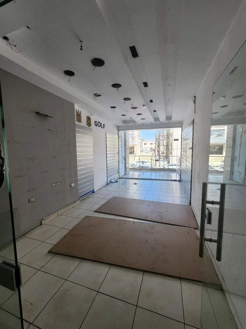 محل بموقع مميز ملاصق لأمنية وهايبرماكس