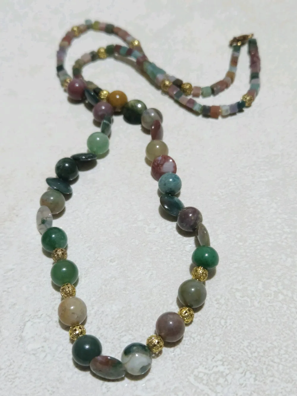 عقد من العقيق الطبيعي