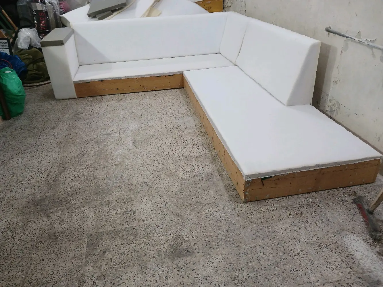 🧵🪡 مشغل بيت التنجيد 🪡🛋️نقوم بـ تنجيد وتفصيل الكنب والكورنرات والتخت بجميع الأشكال