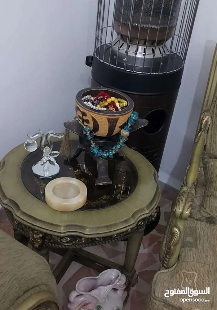 غرفة صيوف مع طقم طاولات
