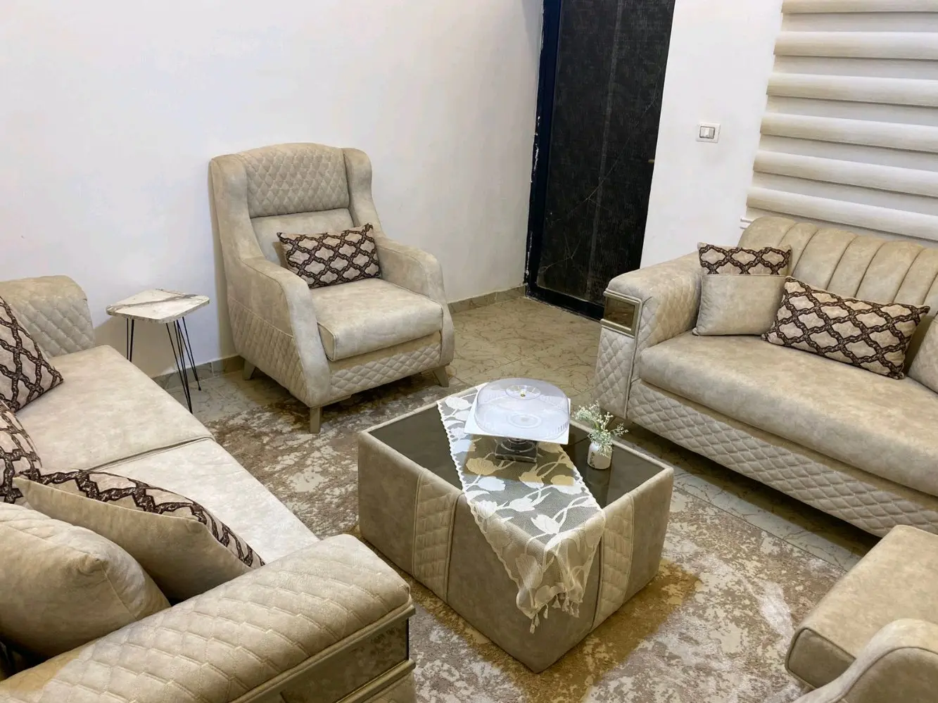 طقم كنبايات غرفة ضيوف بوضع ممتاز جدا للبيع بسعر مغري