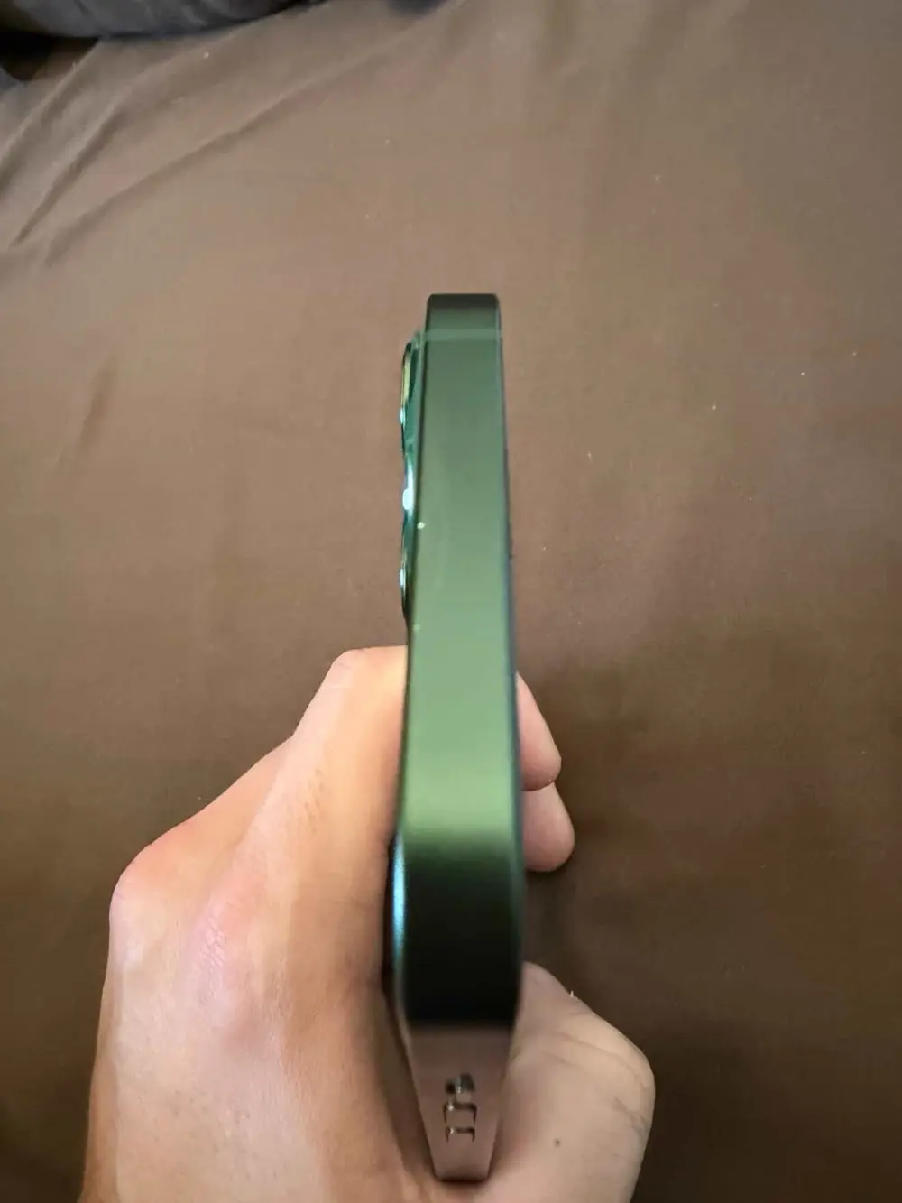 ايفون 13 زيتي وكاله ولا قحطه معاه كرتونه ووصلة شاحن وكفر