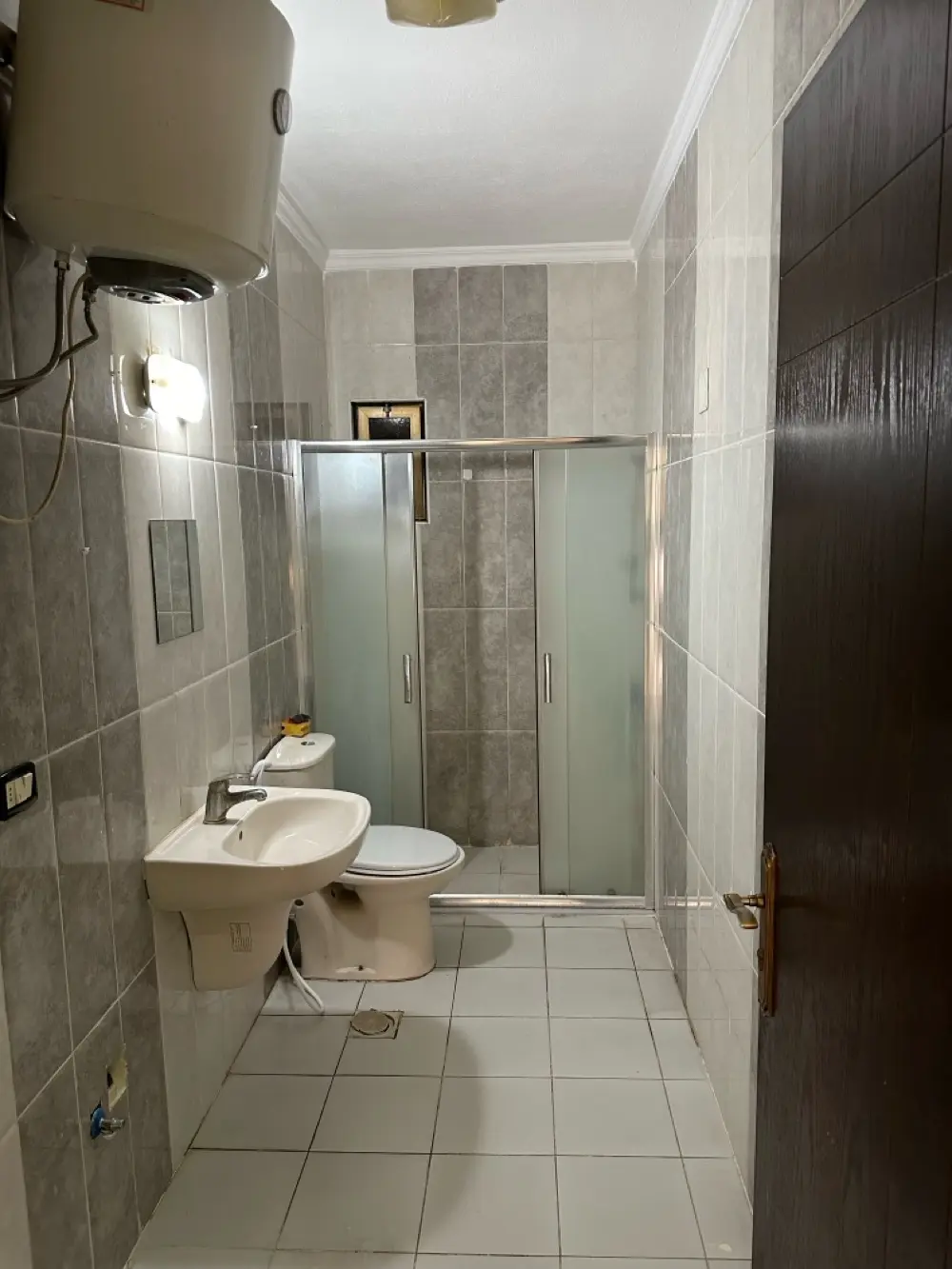 شقه مميزه للايجار قرب اسواق MK الراهبات الورديه/مساحه 165 مناسبه للطلبه الوافدين