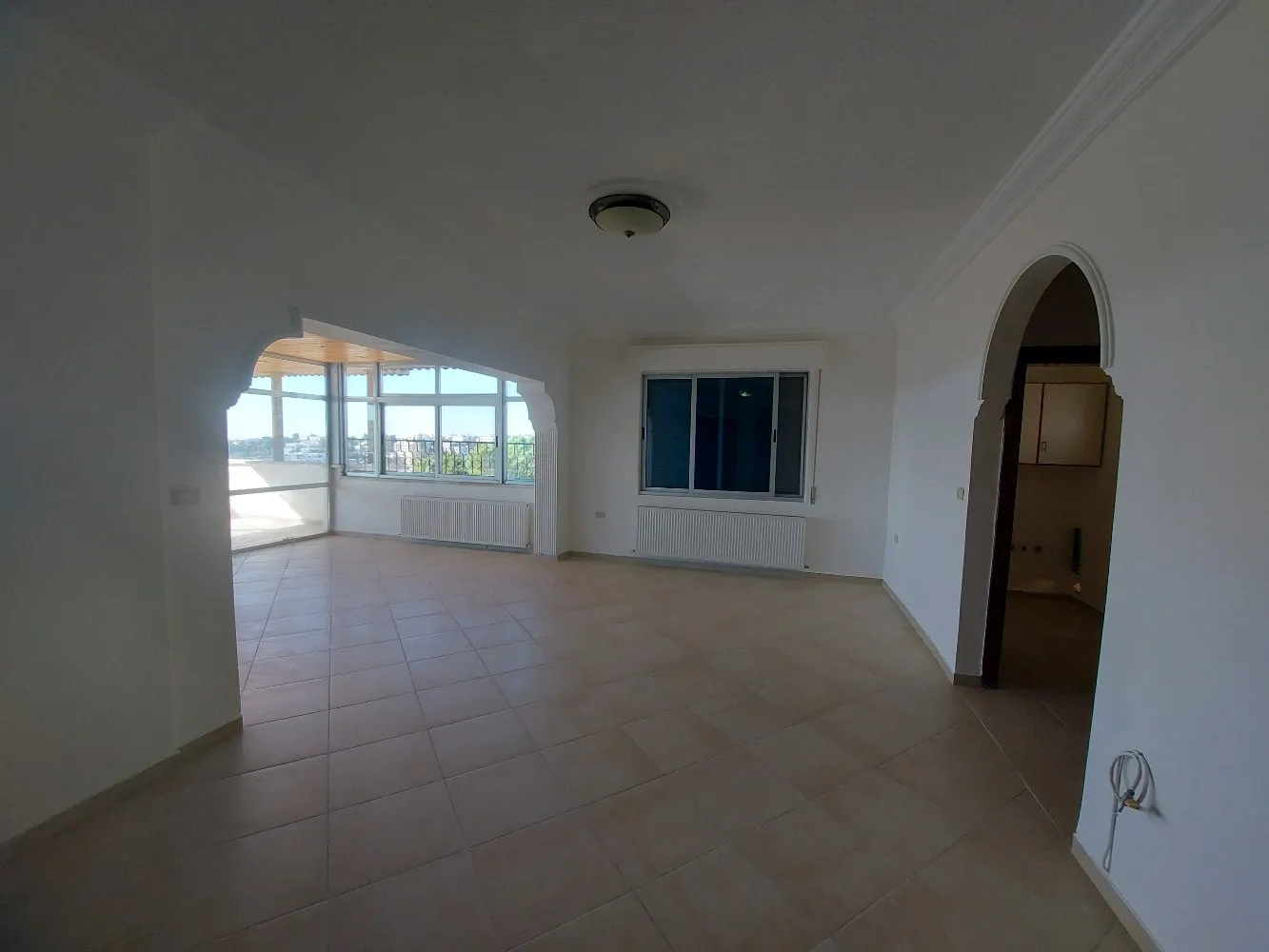 شقة مميزة مع روف ٣٥٠ خلدا