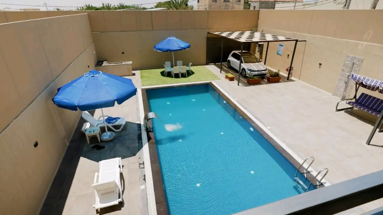 فرصة استثمارية 4 شاليهات متلاصقة للبيع جديدة