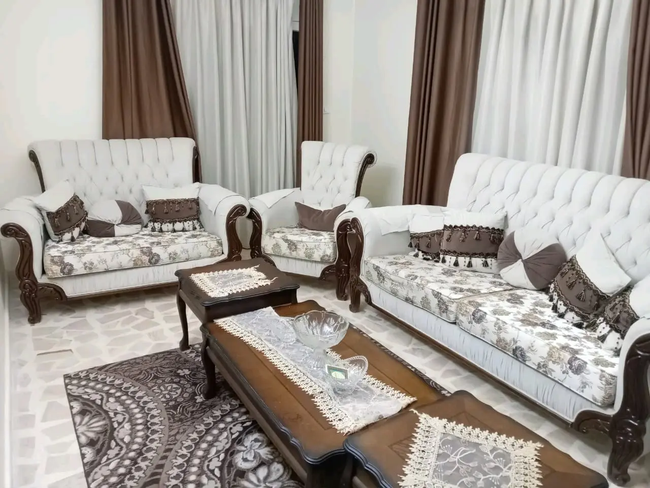 طقم كنب خشب زان ثقيل مكون من ٩ مقاعد نظيف وغير مدعوك