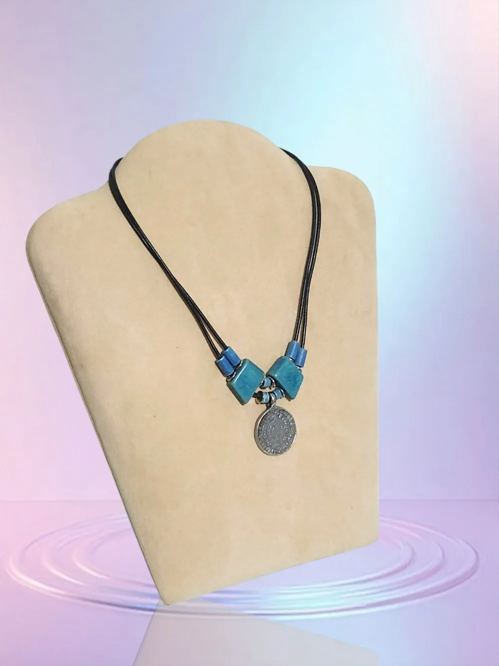 قلادة بوجهين فايستوس من العصر البرونزي